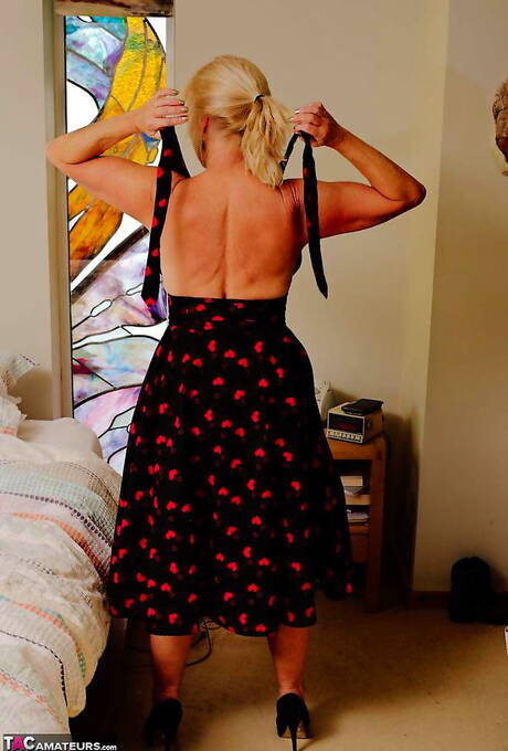 TAC Amateurs invites you to browse their free photos with Veronique in porn with dildo